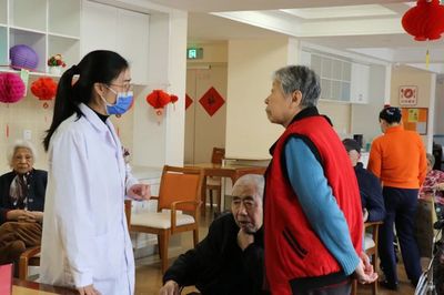 醫生在身旁，硬核托起健康“夕陽紅”——記社區健康咨詢服務的溫暖力量